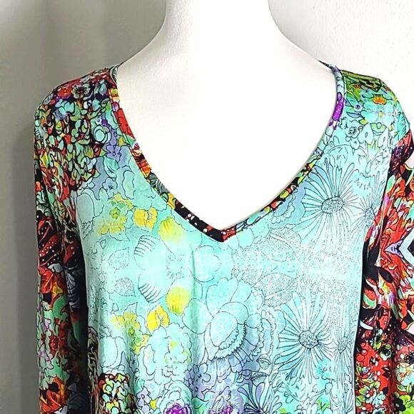 Mesmerize Colorful Tunic Top with Big Pockets on the Sides, Size Medium - Picture 3 of 9